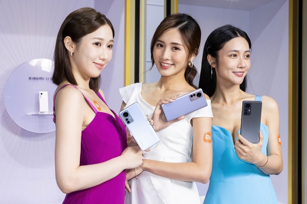 4. Xiaomi 12與Xiaomi 12 Pro擁有時尚精緻的外型，霧面質感的色彩機身，讓媽咪們一拿就愛上。.jpg