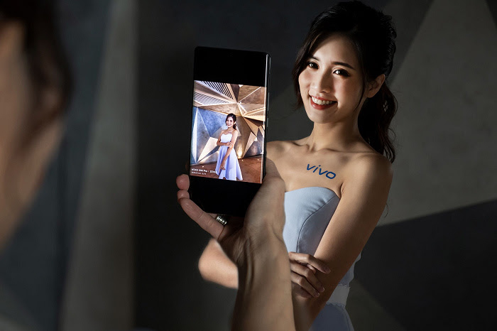 nEO_IMG_【新聞照片6】新一代X90 Pro配載蔡司T＊一吋超大感光元件主鏡頭以及超大f╱1.75光圈，感光能力大幅提升43%.jpg