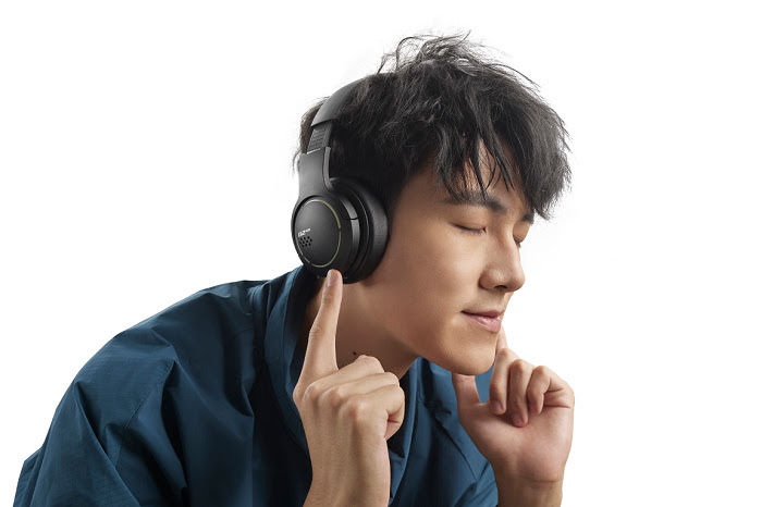 nEO_IMG_G2BT 低延遲電競耳罩耳機還可一鍵切換成聲音細節滿分的音樂模式，供日常聆聽音樂配戴.jpg