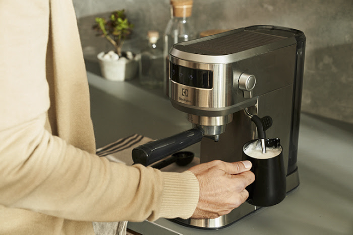 nEO_IMG_新聞照片4_極致美味500半自動義式咖啡機配備強勁蒸氣奶泡管，不僅可沖打出綿密細緻奶泡外，也可供應熱水製作美式咖啡.jpg