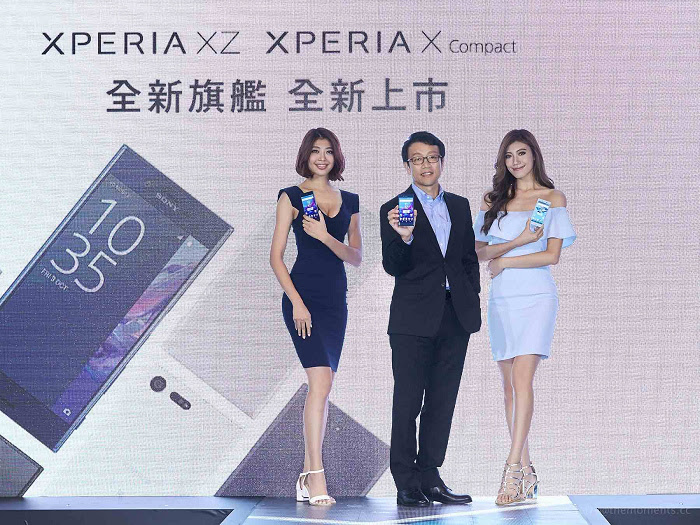 nEO_IMG_1.Sony Mobile 總經理 林志遠先生，手持最新旗艦機Xperia XZ，宣示Sony第21款防水手機正式上市。.jpg