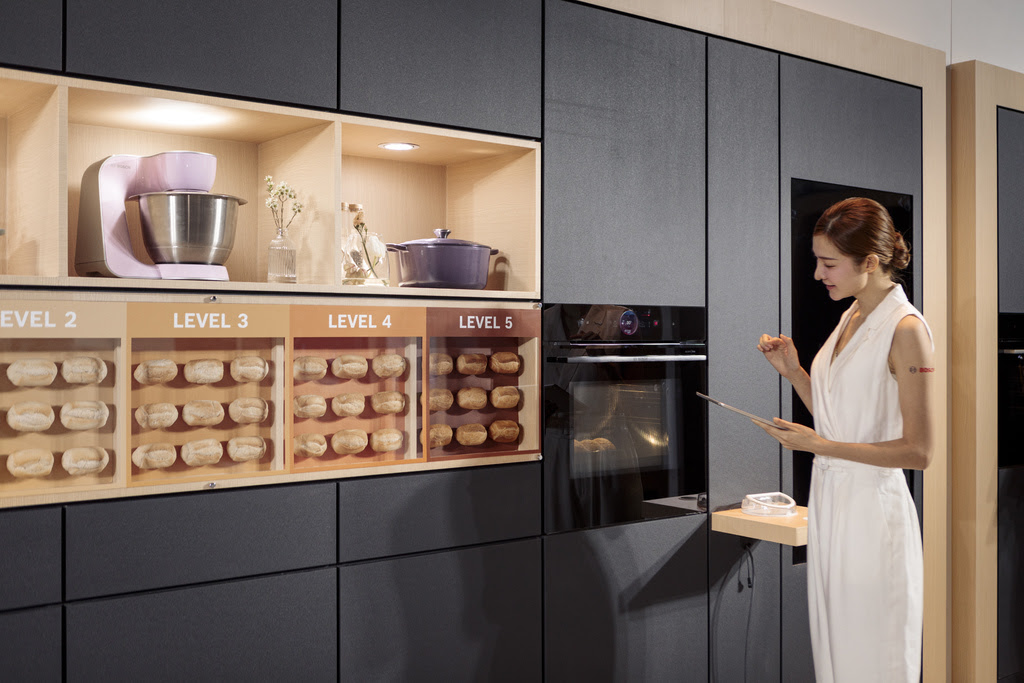 BOSCH 全新8系列極緻黑蒸氣微波烤箱，加入全新「烘焙調色盤」功能，提供1-5級烤色選擇，只需按下「個別上色」，選擇所需的烤色等級，即可達到烤出客製化的色澤效果。_1.jpg