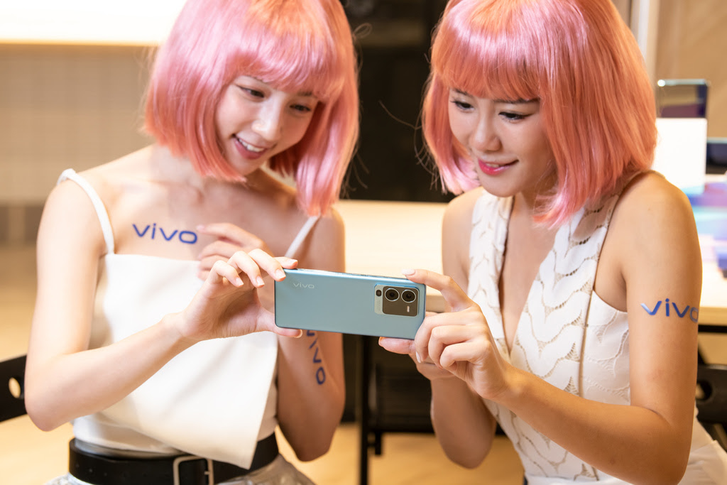 vivo V25 5G系列預購空前熱況 顏宇宙神機「時尚金」、「水漾藍」瘋狂吸粉.jpg