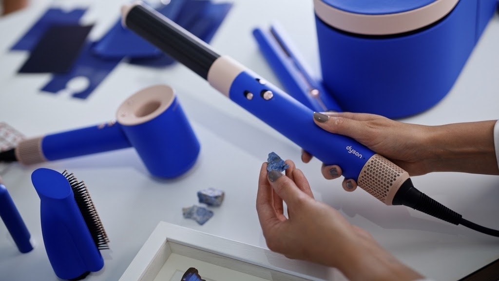 圖1：Dyson 為旗下美髮科技系列產品換上「星空藍粉霧色」絕美新色。.jpg