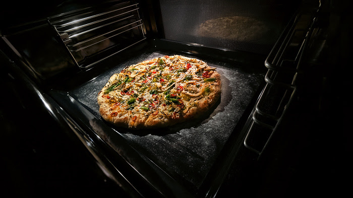 nEO_IMG_全新8系列極緻黑蒸氣微波烤箱搭載精密高解析度攝影機，每十秒傳送食材烹調清晰照片，消費者可以精準掌握烤物狀態。.jpg