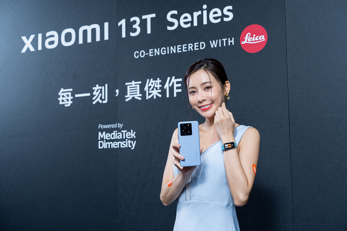 nEO_IMG_3.Xiaomi 手環 8 Active擁有超大的1.47 吋螢幕，不管走到哪，抬起手腕即可清楚接收訊息，採用嶄新設計UI介面，提供超過100種可供選擇的錶面。.jpg