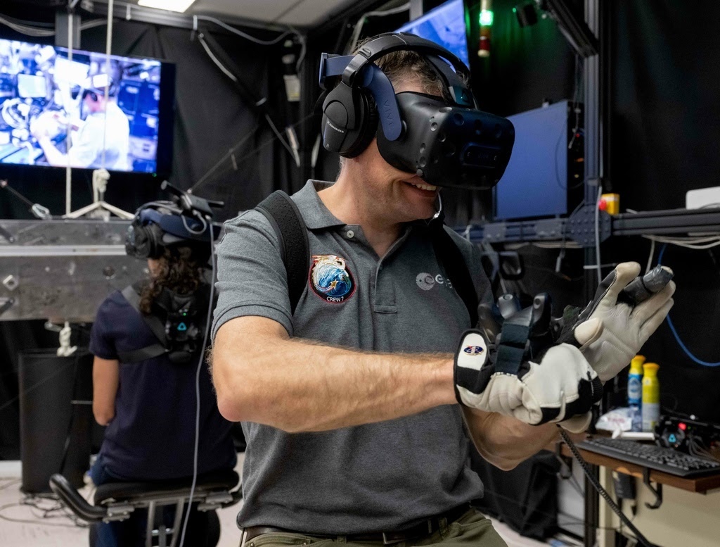 【圖三】安德里亞斯·莫根森在美國德克薩斯州的NASA林登·約翰遜中心的VR虛擬實境實驗室接受培訓.jpg