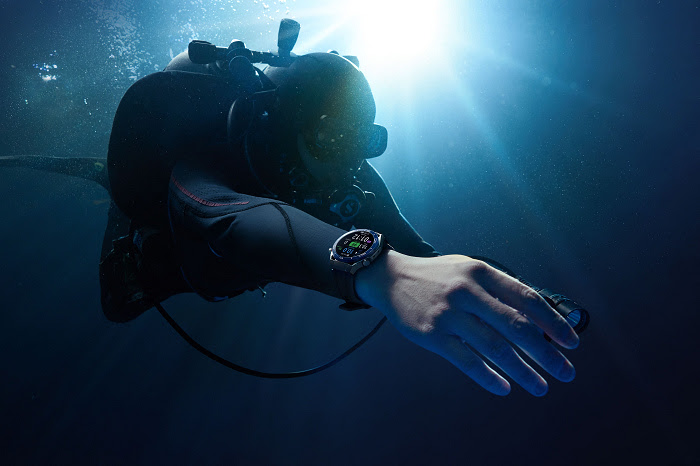 nEO_IMG_【HUAWEI發稿照】HUAWEI WATCH Ultimate 為華為首款100米深潛智慧工藝腕錶 陪伴消費者安心隨興探索深海.jpg
