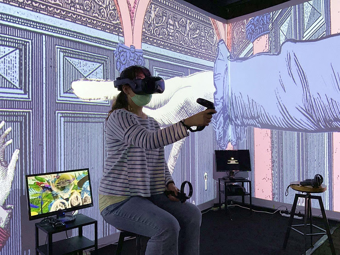 nEO_IMG_HTC新聞照5-民眾體驗VIVE Arts與V %26; A博物館合作的VR作品《好奇的愛麗絲》.jpg