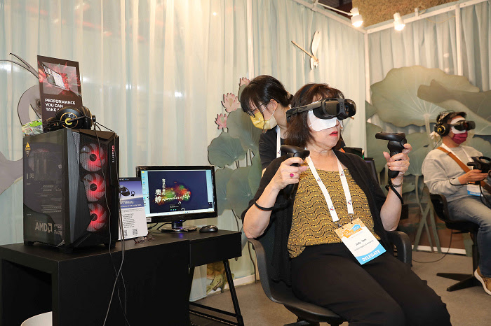 nEO_IMG_【圖說一】世界公視大展主席Judy Tam透過HTC VIVE XR Elite及AMD 電競級 PC，讓體驗者盡享最身歷其境的 VR 觀影感受。.jpg