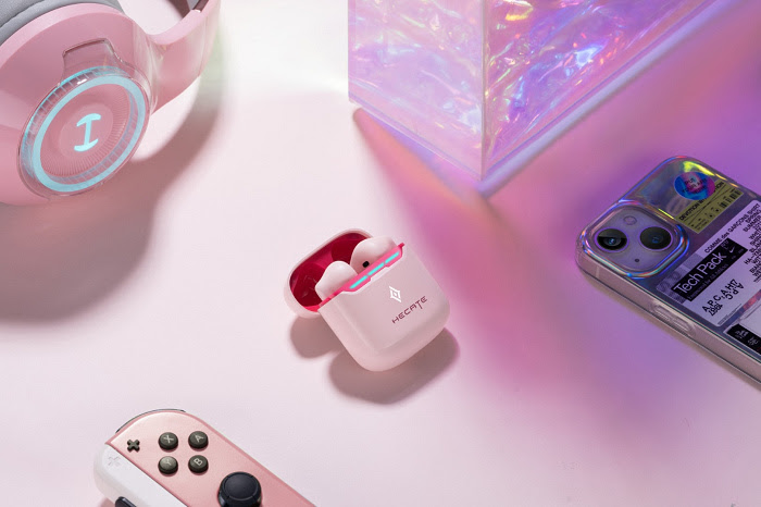 nEO_IMG_《傳說對決》以精美畫風著名吸引大量玩家，蘿兒聯名組包含「櫻花粉」款式耳機，提供給粉嫩色系愛好者.jpg