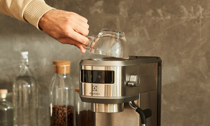 nEO_IMG_新聞照片5_極致美味500半自動義式咖啡機溫杯盤設計能預熱咖啡杯，保留咖啡萃取的最佳口感.jpg